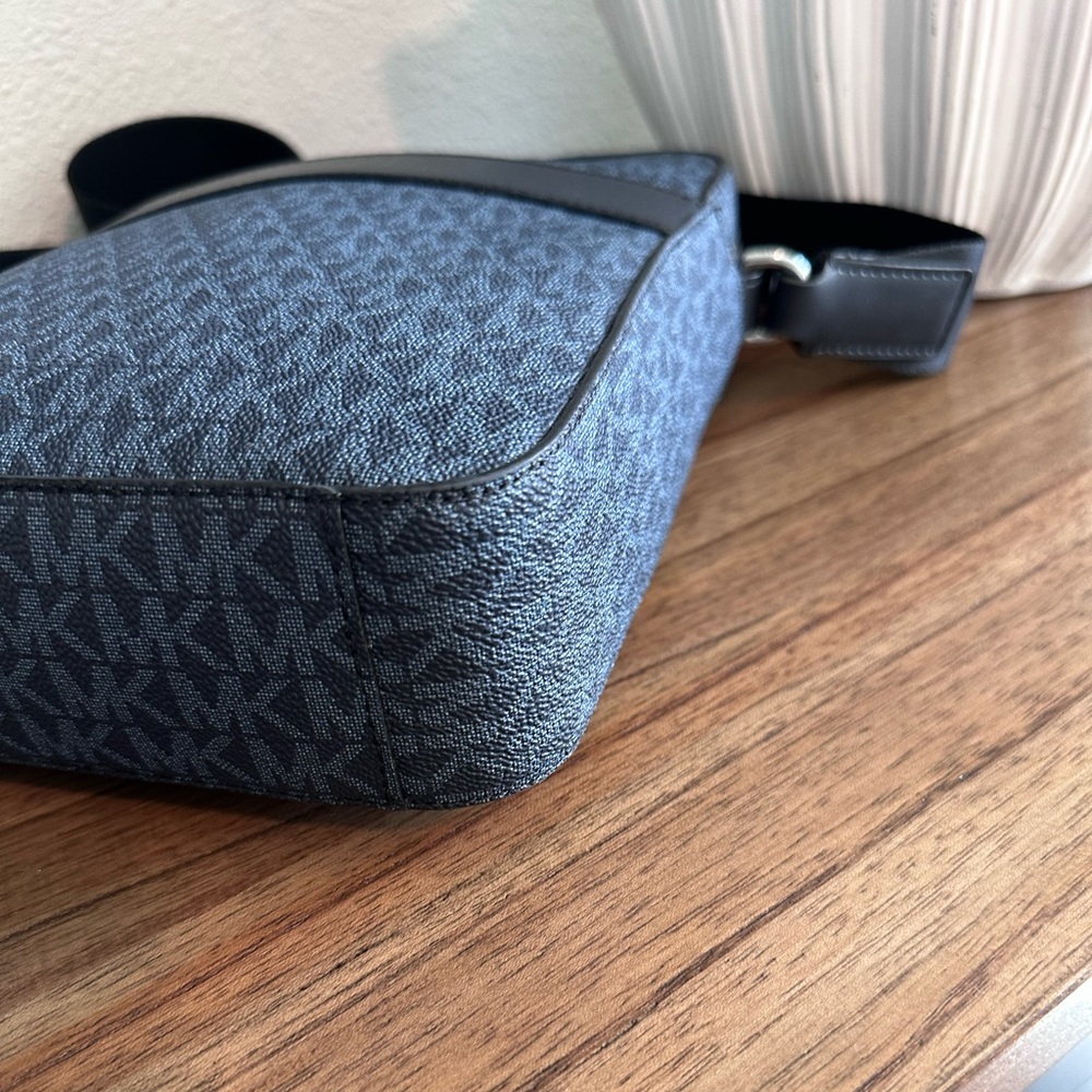 NWOT - Michael Kors Cooper Signature Logo Flight Bag - See Video! - Picture 11 of 13